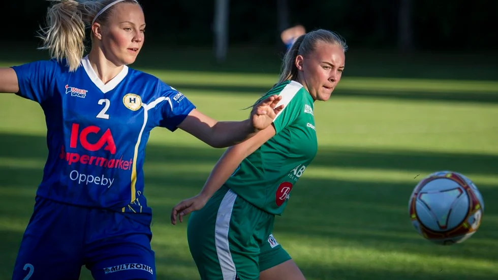 Hargs Moa Olofsson i kamp med Tuns Emilia Strandberg.