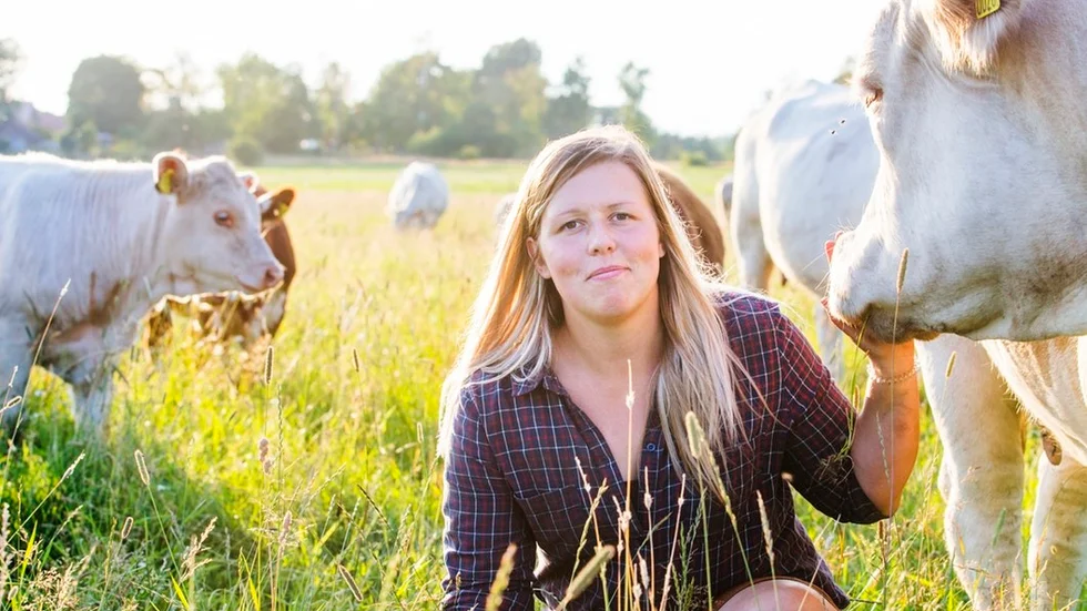 Klara Olsson, 30, är köttbonde utanför Vrena. Hon vill att så många butiker som möjligt ska skippa det importerade köttet. – Utomlands kan de ge antibiotika lite hur som helst och behandla djuren lite hur de vill, säger hon.