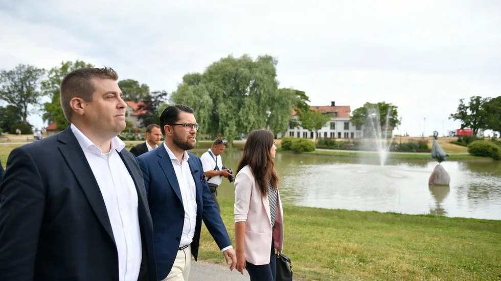 Högerextremismen har alltid varit extremt känsloorienterad och rörelser av detta slag tonar ner sin radikalism när de växer, för att bli mer salongsfähiga, skriver debattörerna.
