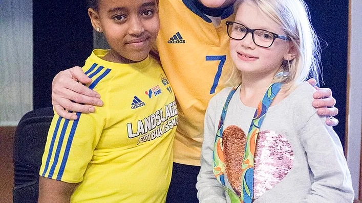 Nishan Mehari och Thea Tholin passade på att känna på OS-hjälten Lisa Dahlkvists silvermedalj från Rio de Janeiro i samband med att hon besökte VIF:s fotbollsavslutning.