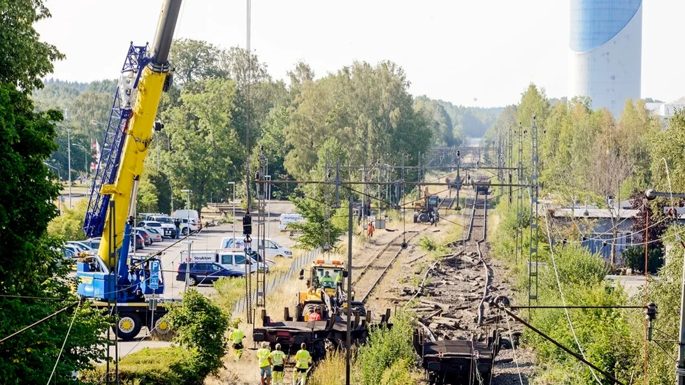 Arbetet med det urspårade tåget på TGOJ-banan var intensivt under tisdagen. Bland annat måste 300 meter räls och slipers bytas ut.