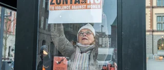 Eskilstuna färgas orange i manifestation mot kvinnovåldet: "Jättestort mörkertal"