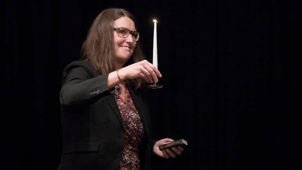 Katrineholms-Kurirens chefredaktör Marie Hillblom tänder det litterära ljuset, en symbol för det fria ordet, under evenemanget Litterär afton 2016. Söndag 28 oktober är det dags igen.