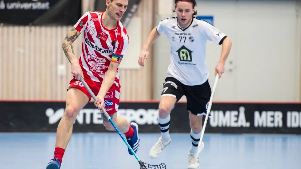 Anton Eriksson (i röd-vit tröja) förlänger med SSL-klubben Pixbo.