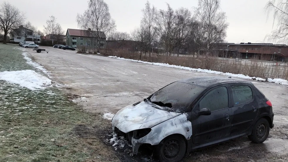 Bilen som brann vid Gripenskolan stod på parkeringen. En flaska med okänt innehåll hittades intill den utbrända bilen.