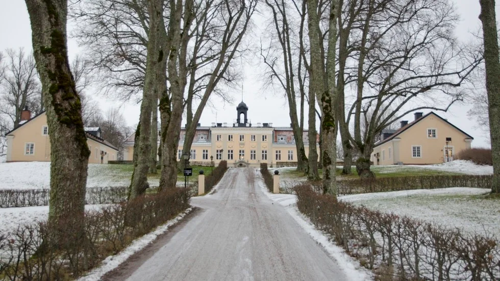 På Södertuna slott samlas omkring 160 personer för att fira jul hemifrån, många av dem har hela släkten med sig.