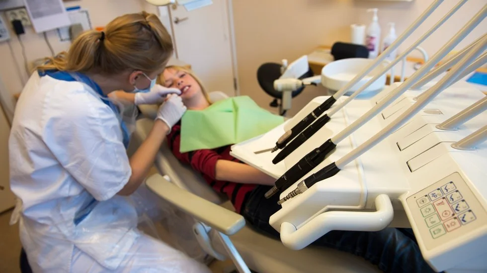 Inom tandläkarutbildningen behöver det införas en ettårig obligatorisk bastjänstgöring med klinisk färdighetsträning, skriver Urban Englund, ordförande Praktikertjänst, med flera.