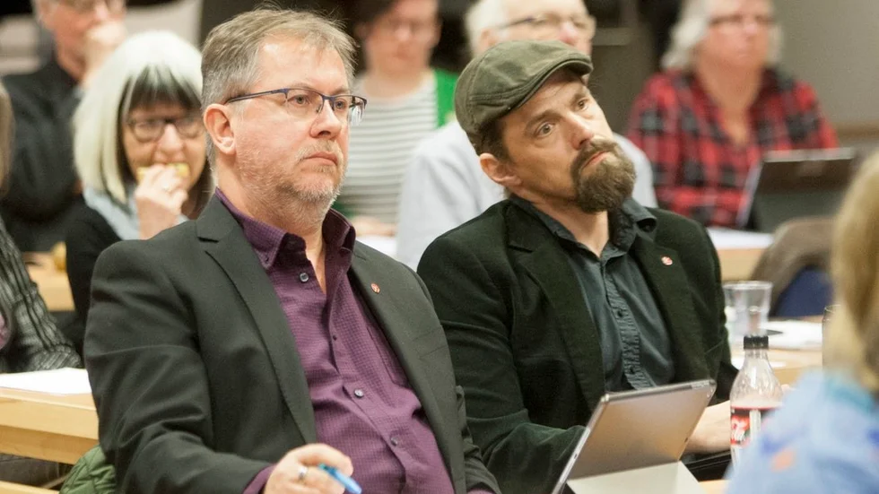 Tony Rosendahl, här tillsammans med Vänsterpartiets lokala ordförande Thomas Selig, sällar sig till dem inom partiet som säger nej till Löfven som statsminister.