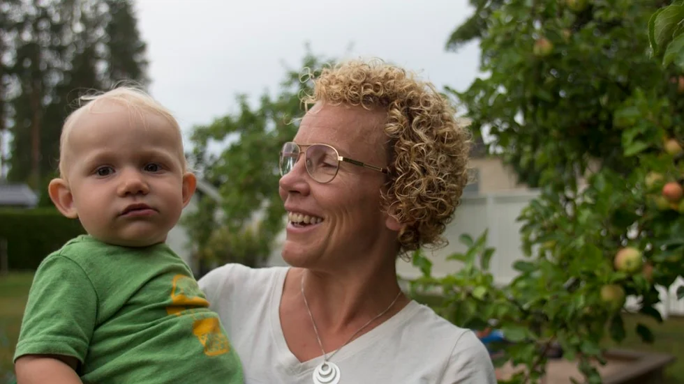 Marie Sandberg med Eskil, 1 år.  Hon märker att bilisterna kör för fort på vägarna där hennes äldre barn cyklar.
