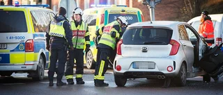 Bil körde rakt in i stolpe efter krock – tre drabbade