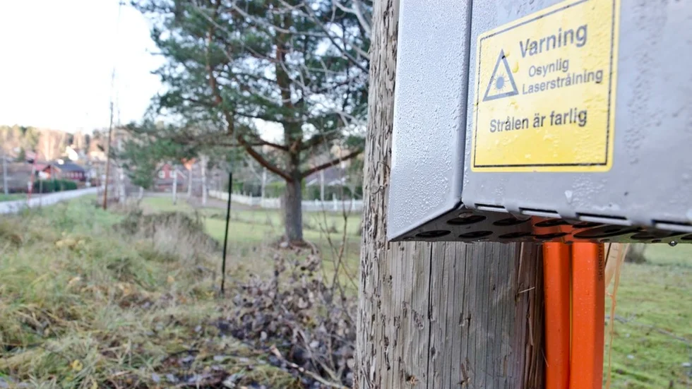 Många Laxnebor har fått fiberkablar för bredband draget fram till huset, men nätet är fortfarande inte påkopplat. Enligt Telia beror förseningen på att schakttillstånd ännu inte har beviljats av kommunen.
