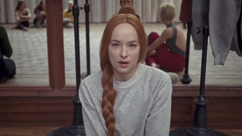 Suzy (Dakota Johnson) börjar på en prestigefull dansskola i "Suspiria".