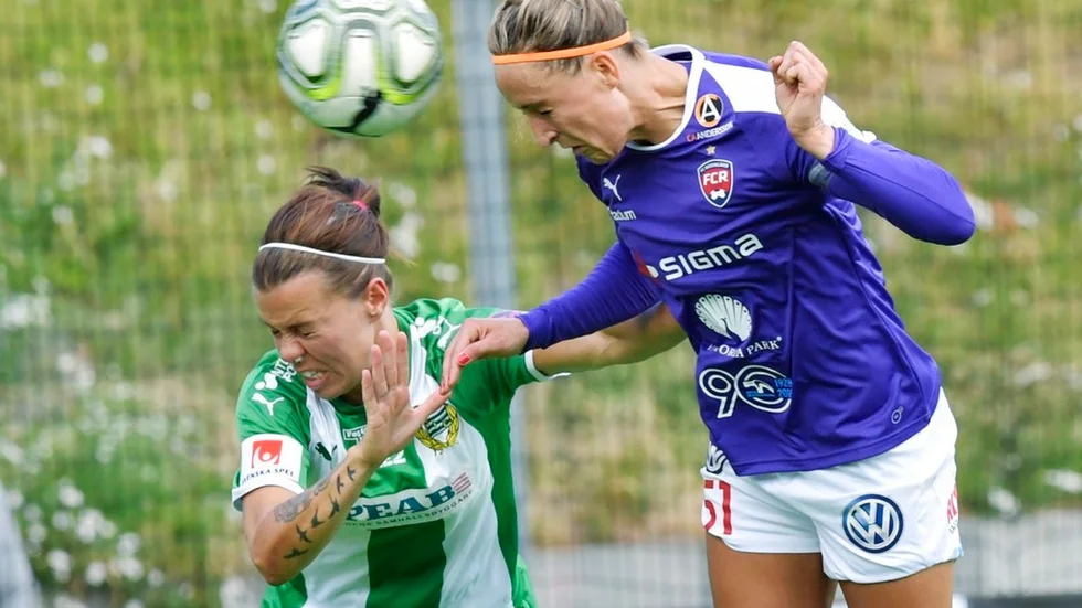 Amanda Johansson (till vänster) i kamp med danska landslagsspelaren Sanne Troelsgaard i en match mot Rosengård under den gångna säsongen. Den duktiga ytterbacken med förflutet i IFK Nyköping går alltjämt en kamp mot livspusslet i stort och tiden vid sidan av fotbollen, när det kommer till fotbollsframtiden.