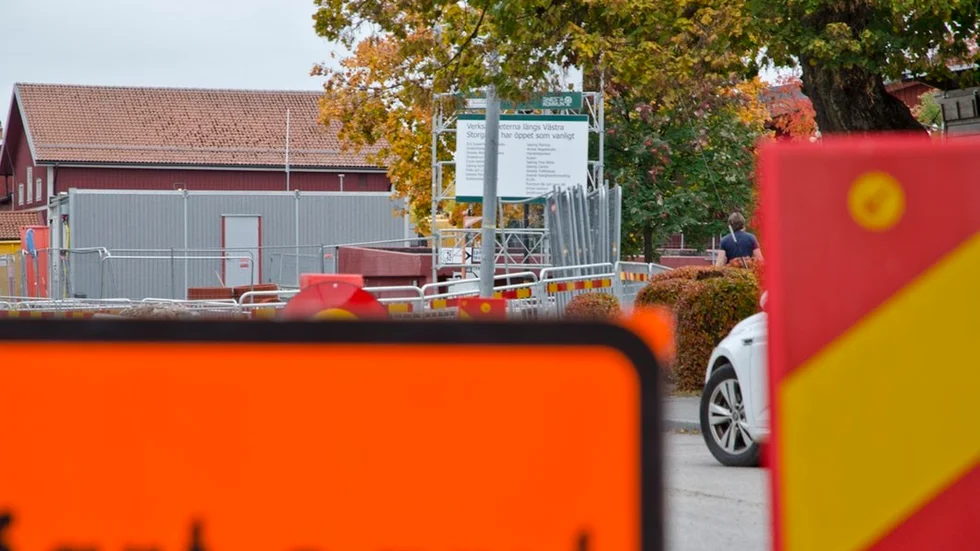 Skylten som ska informera Gnestabor och besökare om vilka butiker som finns längs vägbygget på Västra Storgatan är svår att se, tycker en företagare.