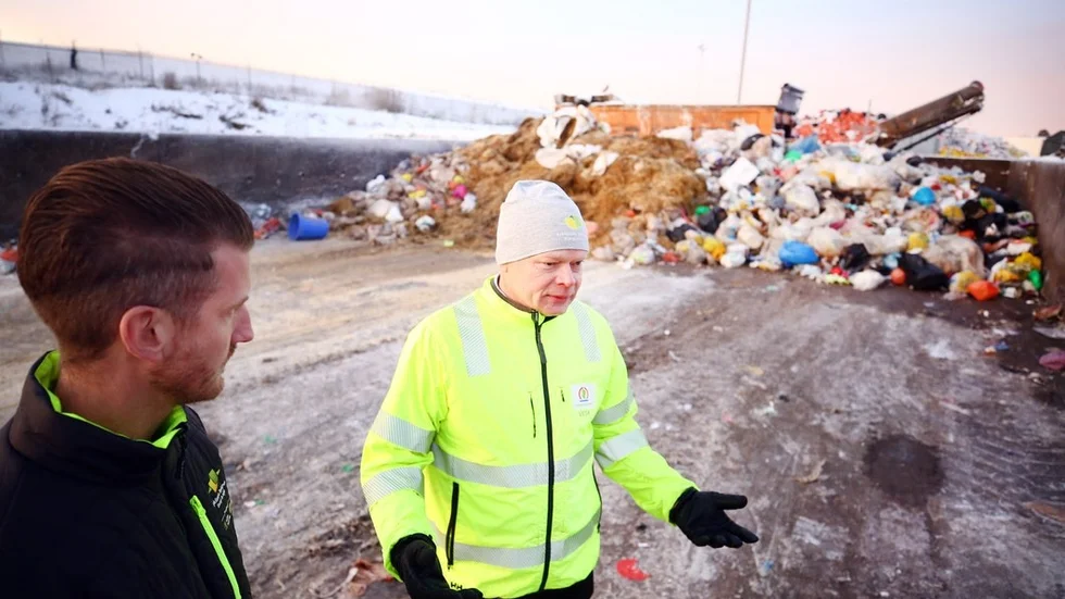 Kent Briby, produktionschef och Vesa Hiltula, ESEM:s återvinningschef vid platsen där matavfallet tömdes tillsammans med brännbart hushållsavfall.