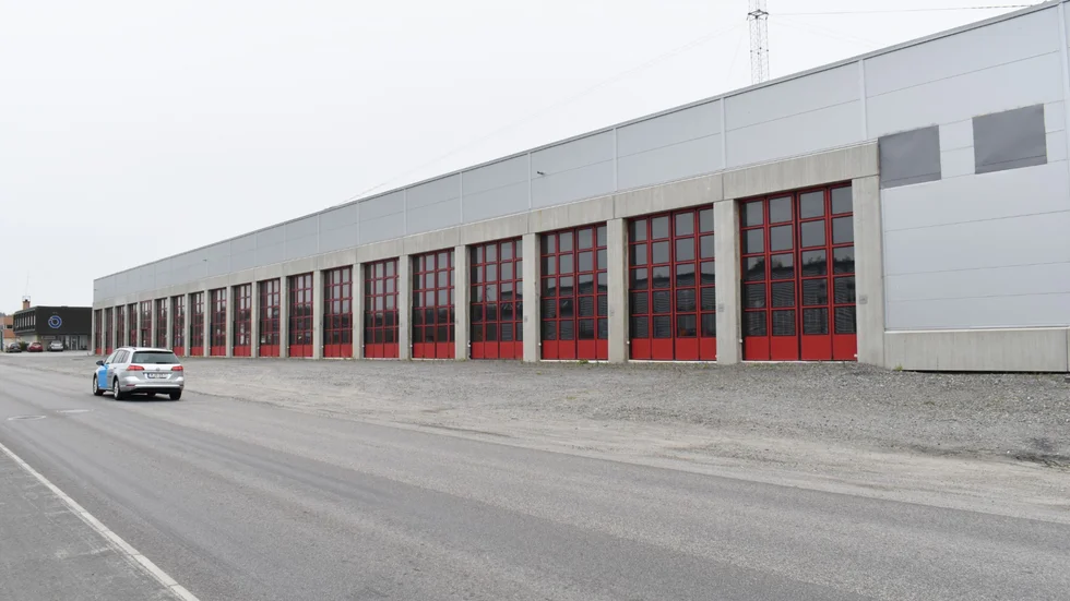 Nya brandstationen har fått sina portar, men invändigt fattas allt. 