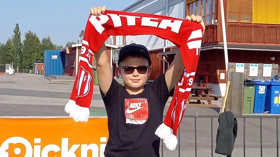 Lucas Webb, 8 år från England, hejade fram Piteå IF:s fotbollsherrar på LF Arena. 