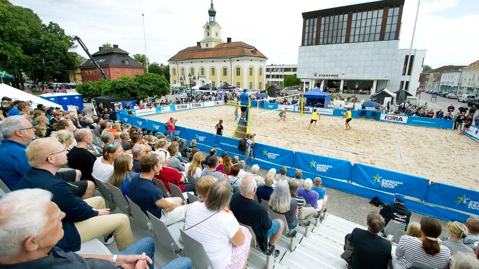 Beachvolley på torget i Nyköping blev en succé förra sommaren. Nu är det klart att arrangemanget kommer tillbaka.