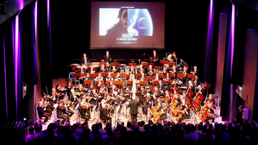 Ett 70-tal urduktiga musiker gav allt i lördags då Eskilstuna symfoniorkester i Lokomotivet spelade gamla filmmusikklassiker uppblandat med verk av Eskilstunas egen filmkompositör Thomas Rydell. Men resultatet var splittrat med för många ingredienser i en rörig soppa utan röd tråd, anser Eskilstuna-Kurirens recensent.