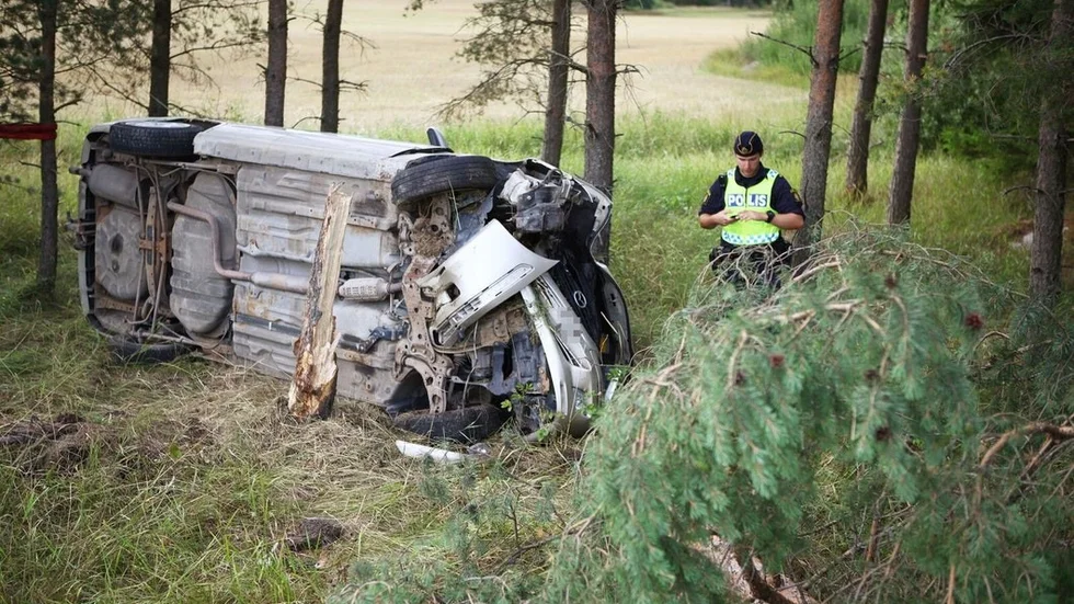 En bil körde av vägen, voltade och hamnade i skogen i närheten av Stenkvista under torsdagskvällen.