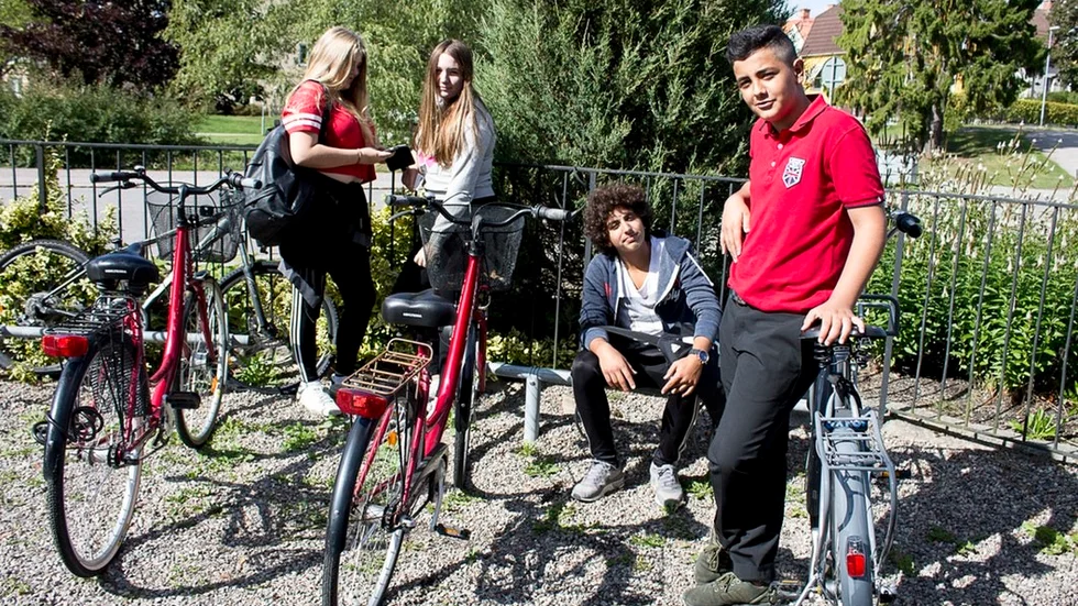 Högstadieeleverna Marizella Nalic, Moa Lundberg, Mohammed Kaya och Omar Aliyebore föredrar att cykla utan hjälm. Men på skoltid är det ett måste.