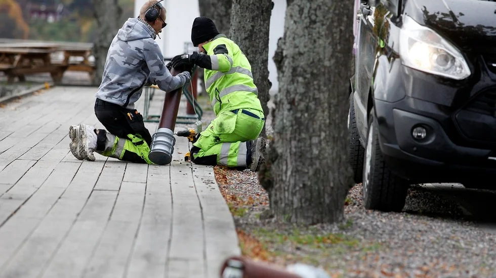 Reparatörer från Bogfelts var snabbt på plats vid strandpromenaden och monterade upp belysningen på nytt.