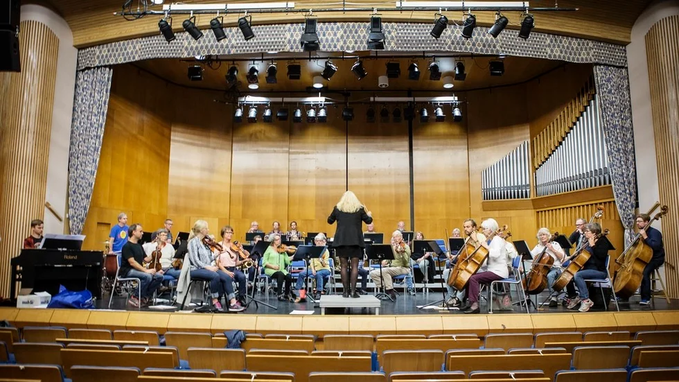 Här repeterar Katrineholms symfoniorkester och Kulturskolans Stageband inför konserten den 23 september, då även Nisse Sandström och Linda Råsberg ansluter på scenen.