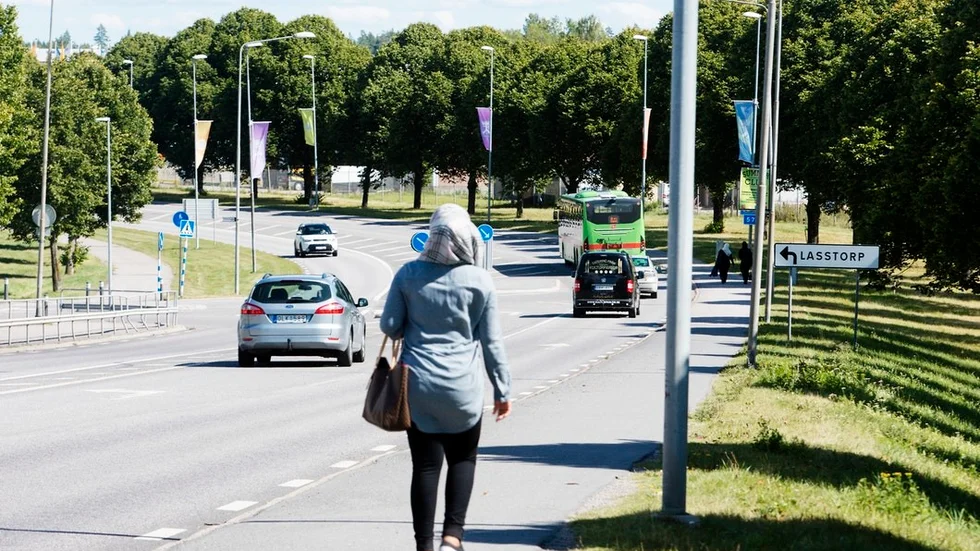 Gång- och cykelbanan längs Stockholmsvägen är i dag nära trafiken och ska med hjälp av kantsten och grönytor bli säkrare.