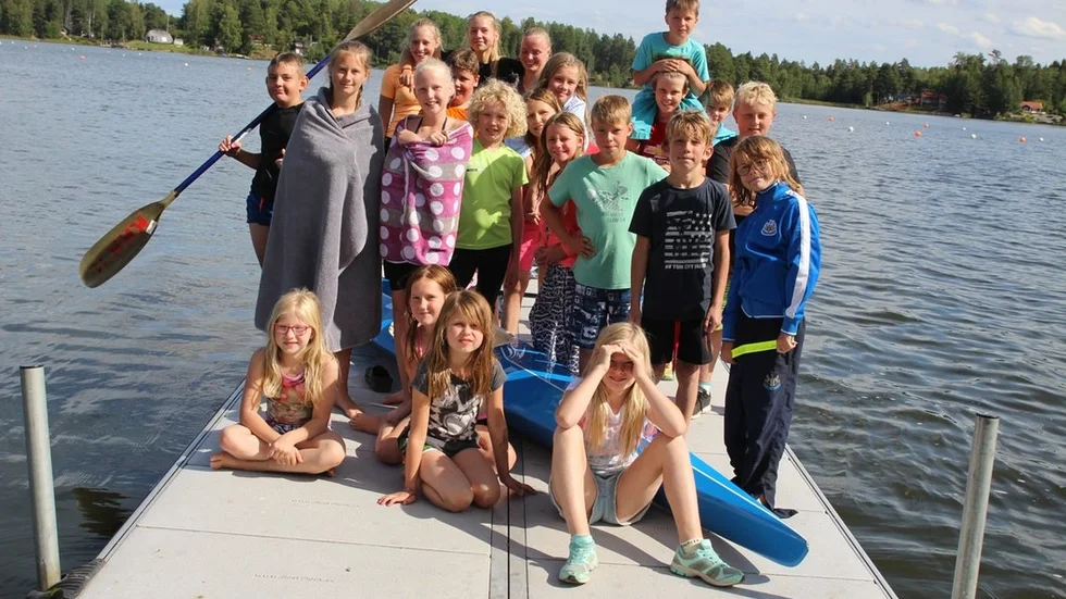 Deltagarna i kanotskolan vid Djulö lär sig grunderna i paddling samtidigt som de passar på att bada under sommarens sista dagar.
