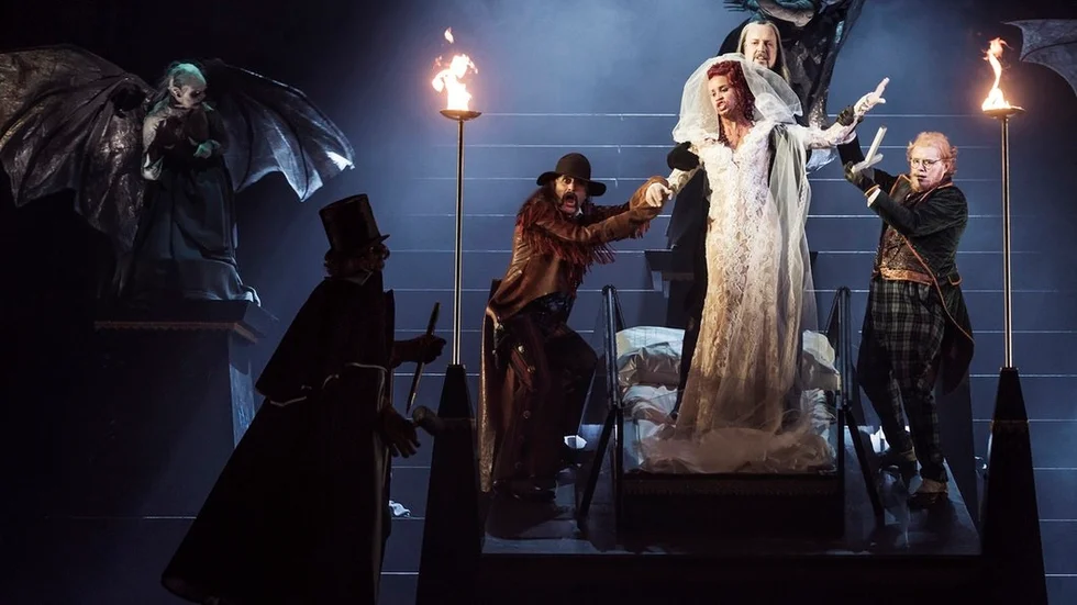 Det viner av vampyrer både inom och utomhus när Stockholmsoperan ger nyskrivna verket ”Dracula”.