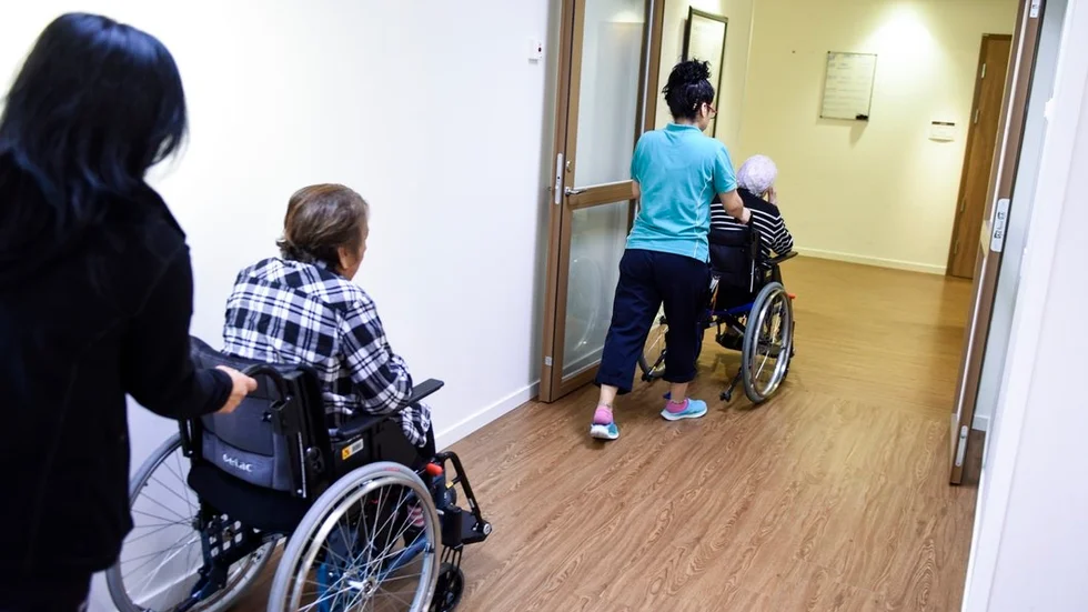 Signaturen Gullan anser att politikerna borde sänka sina löner markant till förmån för mer personal inom vård, skola och omsorg.