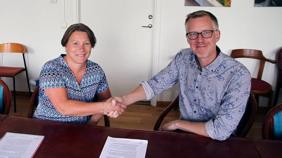 Anneli Hedberg från kommunen och alliansens nya ordförande Johan Sundholm skakar hand efter överenskommelsen de har slutit som ger alliansen 750 000 kronor över 1,5 år. FOTO: RONNY FALCK