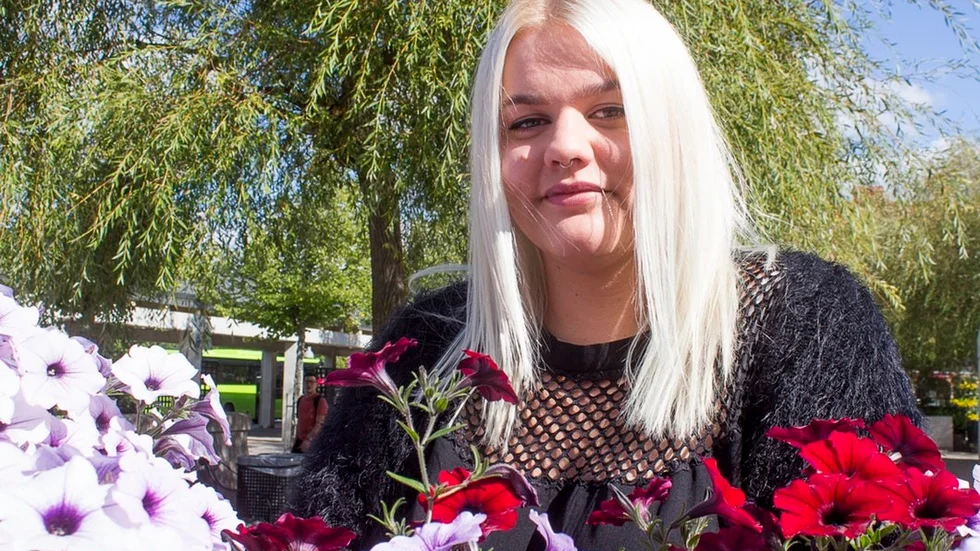 Linda Karlsson är från Sköldinge men bor i Falun där hon studerar ljud- och musikproduktion. På söndag mottar hon Musikens hus-stipendiet i Katrineholm.
