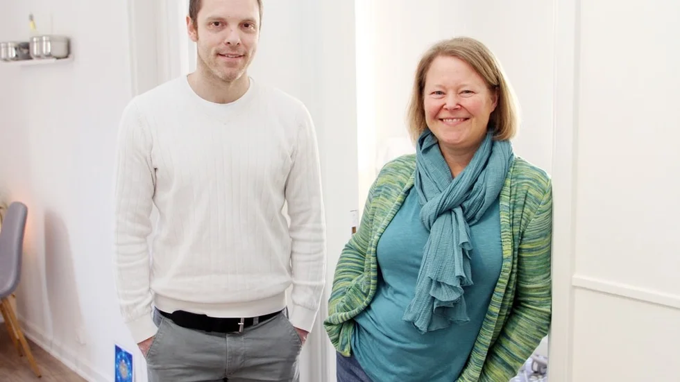 Åsikterna om alternativmedicinen går isär. Daniel Pokorny och Filippa Werner Freed, själva utövare av osteopati och shiatsuterapi, menar att den kan göra stor nytta vid både psykiska och fysiska problem.