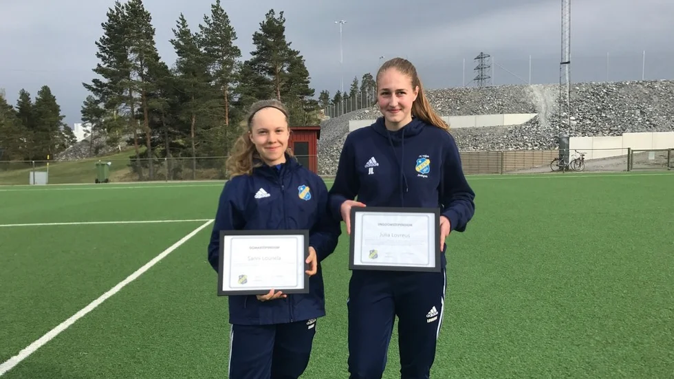 Sanni Lounela och Julia Lovreus.