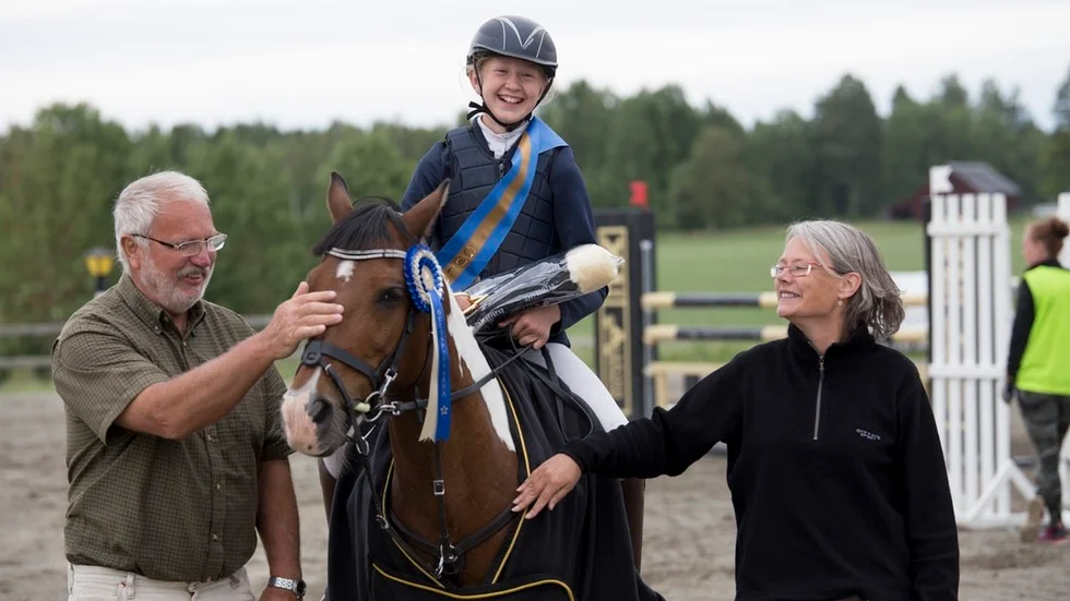 Tindra Gustafsson från Katrineholms ryttarförening, segrare i Guldsporrarnas ponnyklass, får sitt pris av Tommy Gustafsson, Scandinavian Western och Annelie Bengtsson, kommunalråd i Vingåker.