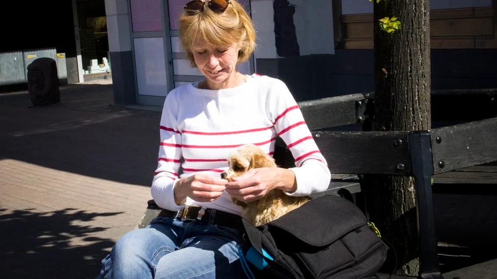 Camilla Larsson med hunden Thelma.