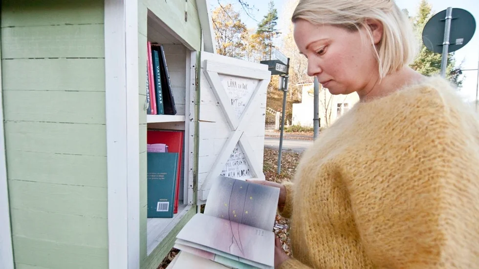 Lisa Bjärbo visar sitt bokskåp på Östra storgatan och berättar att det är bra ruljans på böckerna. På bara några timmar försvann sex-sju barnböcker som hon ställde ut inför läslovet.