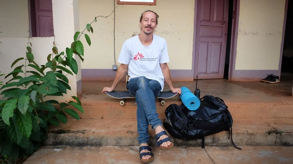 Alexander Nyman sitter på sin älskade skateboard. Här är han i Bangui, huvudstaden, innan han åkte till sjukhuset i Bangassou.