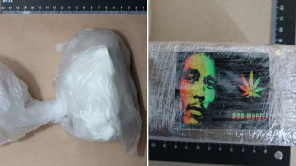 En man i 35-årsåldern åtalas för flera grova narkotikabrott. Detta efter att polisen hittat runt 300 gram kokain och cirka 3,5 kilo cannabisharts i mannens bostad. 