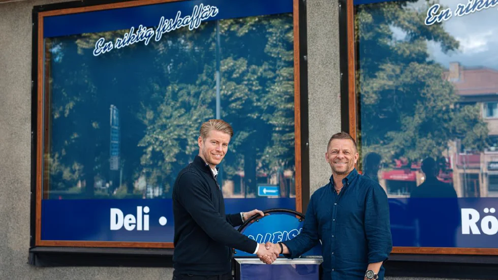 Mathias Cah på Marcuskräftan och Fredrik Ahlsén på Allfisk utanför butiken i Tannefors i Linköping.