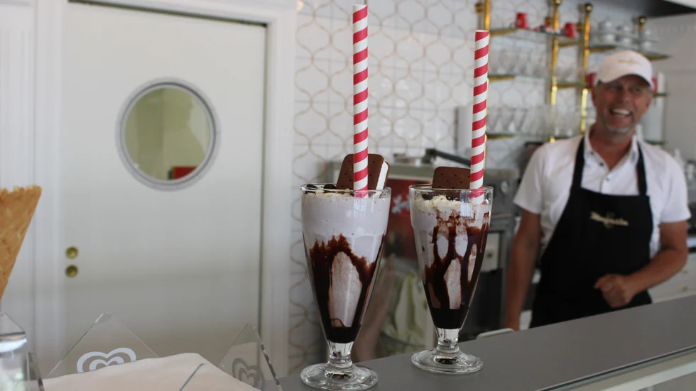 I milkshaken är det mjölk, kulglass, mjukglass, topping och en hel glass i.