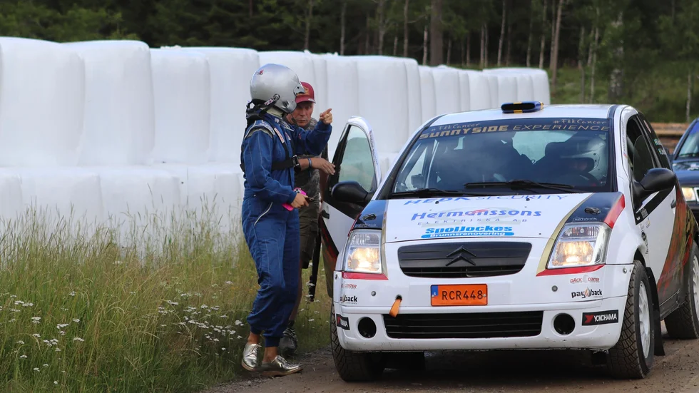 Ebba Busch efter sin åktur med rallybilen.