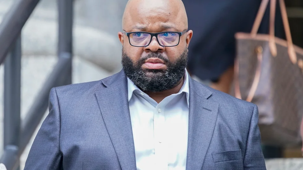 R Kellys manager Donnell Russell döms för att ha hotat en premiärvisning av dokumentären "Surviving R Kelly".