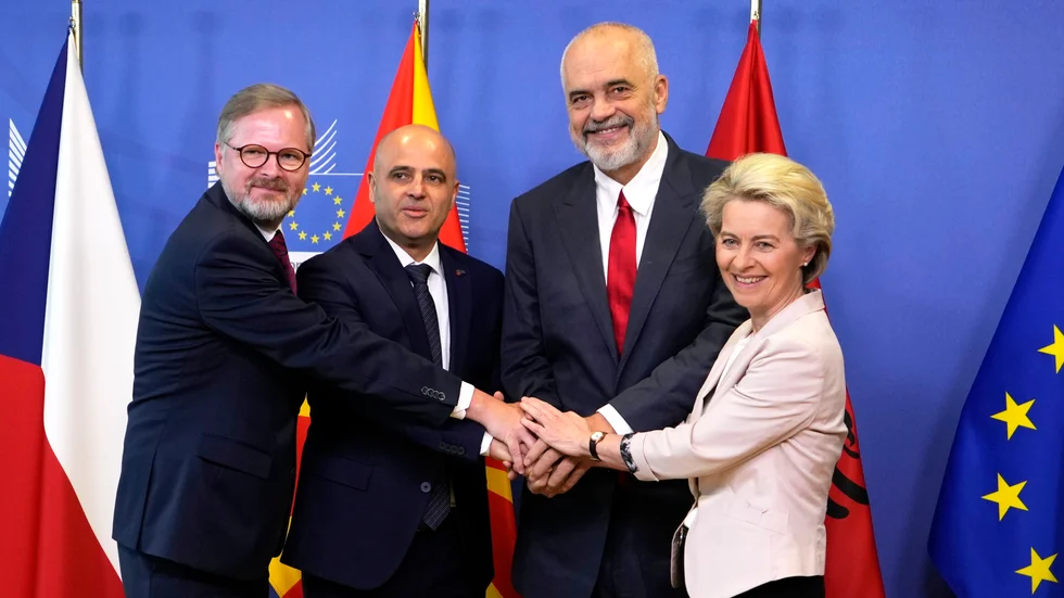 Tjeckiens premiärminister Petr Fiala, Nordmakedoniens premiärminister Dimitar Kovacevski , Albaniens premiärminister Edi Rama tillsammans med EU-kommissionens ordförande Ursula von der Leyen. Efter lång väntan får nu Albanien och Nordmakedonien börja förhandla om EU-medlemskap.