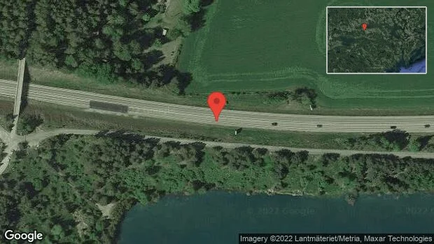 Personbil stillastående på E20