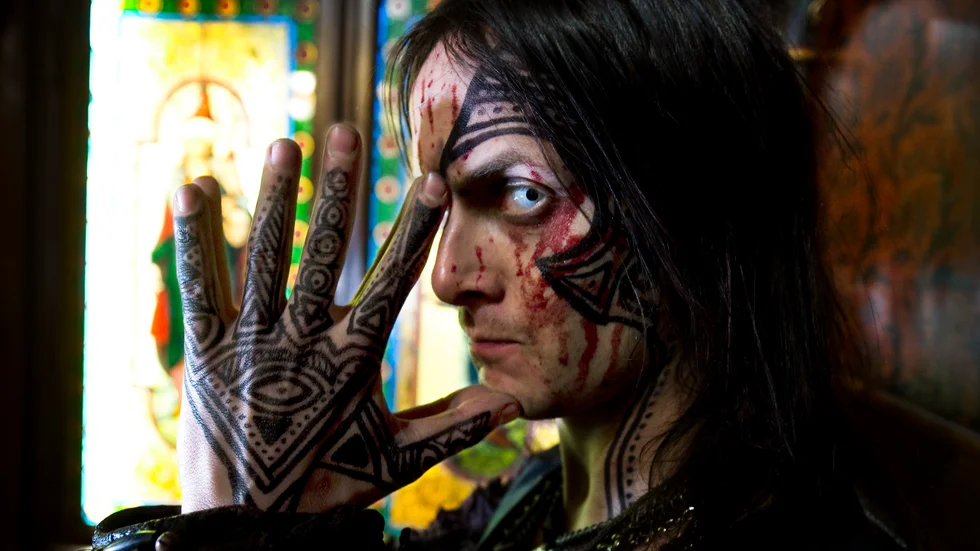 ”Jag förstår inte hur Watain lyckas, men för varje ny giv är det som att det huvud man alldeles nyss lyckats få tillbaka på plats och sytt fast igen sedan förra gången det begav sig obarmhärtigt kapas av och ligger på golvet ännu en gång.” Det skriver Norrans krönikör Dennis Fahlgren.