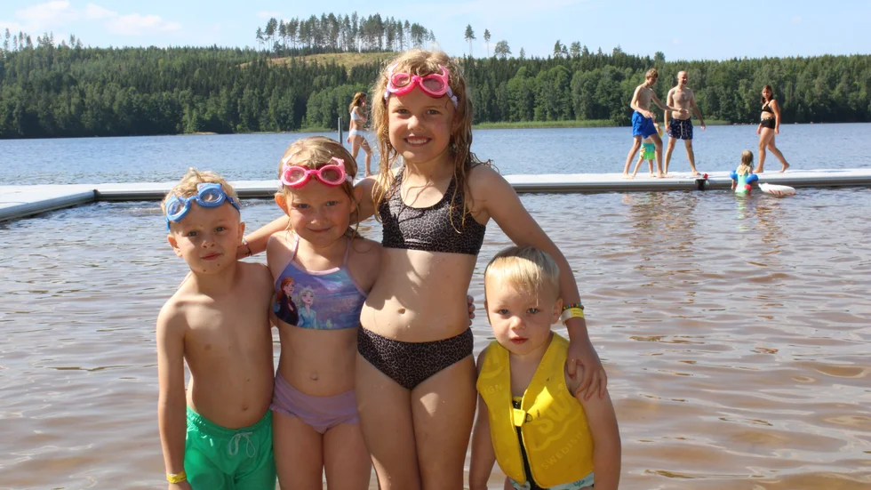 Badgänget Milo, Elsa, Nelia och Neo tycker att Stjärneviksbadet är toppen. "Det bästa är att fånga fiskar", säger Milo.