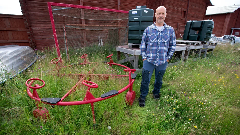 Ronny Nyström, enhetschef på kultur, park och fritid, väntar på reservdelar till cykelkarusellerna. "Tramporna har gått sönder på den som stått i Badhusparken. Nu väntar vi bara på reservdelar så ska vi reperara och sätta tillbaka den", säger han.