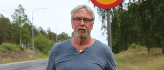 Nya asfalten vid infarten är halkig – bilister varnas • Mc-förare: "Som att åka på såpa"
